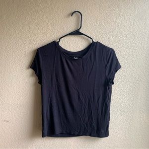 BLACK SEMI-CROPPED T-SHIRT